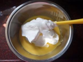 将蛋白糊和蛋黄糊切拌混合均匀。