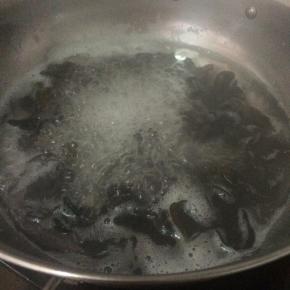 泡发好的木耳开水里焯烫2分钟。