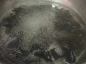 泡发好的木耳开水里焯烫2分钟。