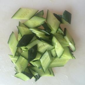 黄瓜切薄片。