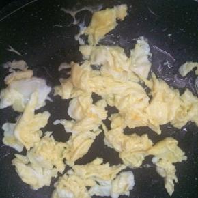 鸡蛋炒熟，边炒边用铲子划散。