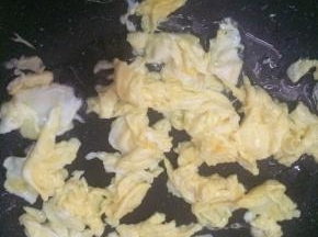 鸡蛋炒熟，边炒边用铲子划散。