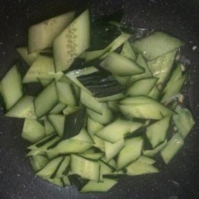 锅内留底油，放入黄瓜片翻炒。