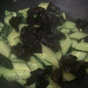 加入木耳继续翻炒。