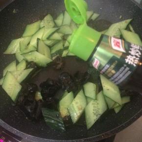 淋入适量热炒鲜露提味。