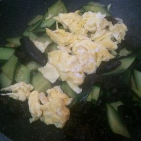 加入鸡蛋块，继续翻炒。