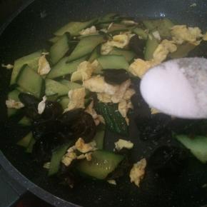 出锅前撒盐调味。