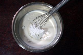 将麻薯食材中除黄油外的食材混合成糊状，放入蒸锅里，大火蒸30分钟至完全凝固状态。