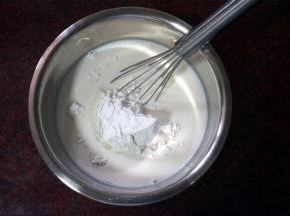 将麻薯食材中除黄油外的食材混合成糊状，放入蒸锅里，大火蒸30分钟至完全凝固状态。