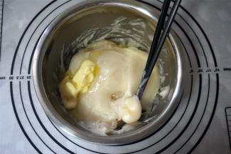 取出蒸熟的麻薯面团，冷却至微温状态时加入20克黄油，揉成光滑的麻薯面团。