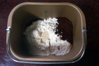 将除黄油外的面团食材放入面包机，启动一个揉面程序，揉面20分钟。