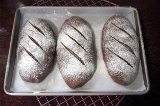 发酵至两倍大，取出，筛上高筋粉，用刀片割出纹路。