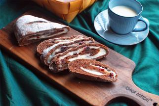 烤箱上下火180度预热5分钟后，放入中层，烘烤20分钟，香气四溢即可出炉，冷却后切片吃用。