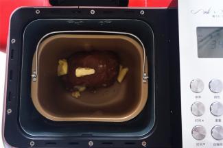 放入软化的25克黄油，再次启动，揉面20分钟，面团揉至扩展阶段。