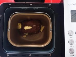 放入软化的25克黄油，再次启动，揉面20分钟，面团揉至扩展阶段。