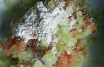 莴笋加入淀粉与肉末搅拌 