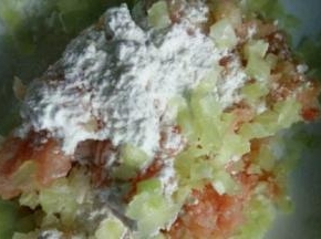 莴笋加入淀粉与肉末搅拌 