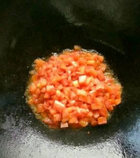 热锅放油，放入西红柿炒出沙