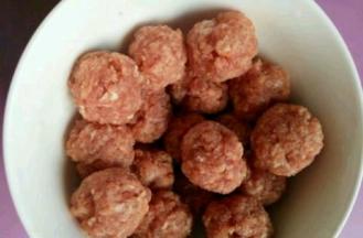 把肉团全部搓成小丸子