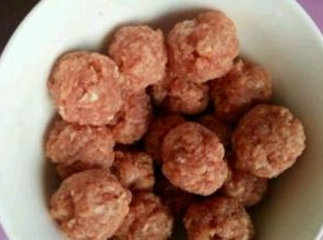把肉团全部搓成小丸子