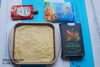 准备食材：披萨皮、罗勒风味烤肠、马苏里拉奶酪、番茄酱。其中披萨皮的制作请参考我的食谱“自制披萨皮”。