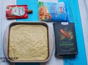准备食材：披萨皮、罗勒风味烤肠、马苏里拉奶酪、番茄酱。其中披萨皮的制作请参考我的食谱“自制披萨皮”。