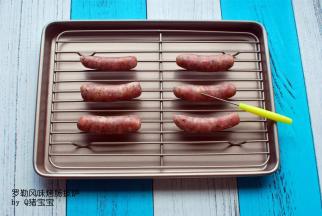 在罗勒风味烤肠表面分别插些小孔，然后放入预热好的烤箱中层，上下火200度烤15分钟，将其烤熟。