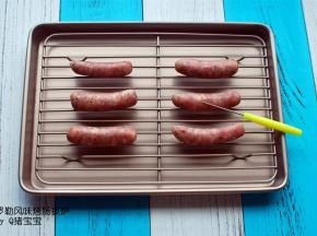 在罗勒风味烤肠表面分别插些小孔，然后放入预热好的烤箱中层，上下火200度烤15分钟，将其烤熟。