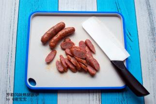 将其中3根烤好的火腿肠切片。