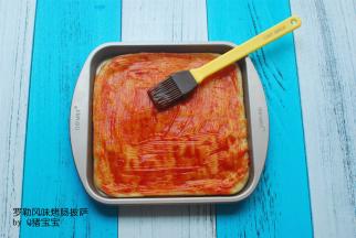 披萨皮表层先刷上一层薄油，然后刷上适量的番茄酱。