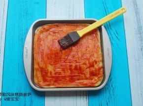 披萨皮表层先刷上一层薄油，然后刷上适量的番茄酱。