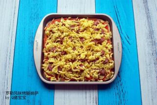 先铺上一层马苏里拉奶酪，然后摆入罗勒风味烤肠，再将剩余的马苏里拉奶酪铺面，最后在表面撒上少许罗勒香草。