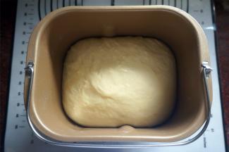 选择酸奶发酵程序，将面团发酵至两倍大。