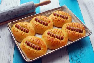 放入预热至180度的烤箱中层，上下火烘烤20分钟，表面金黄，香气四溢即可出炉。