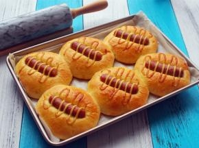 放入预热至180度的烤箱中层，上下火烘烤20分钟，表面金黄，香气四溢即可出炉。