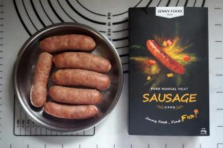 在面团进行二次发酵的同时，将纯肉儿童火腿肠隔水蒸20分钟至熟，冷却备用。