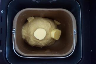 第一次揉面程序结束后放入黄油块，再次启动一个揉面程序，时间调至30分钟。