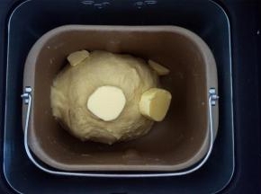 第一次揉面程序结束后放入黄油块，再次启动一个揉面程序，时间调至30分钟。