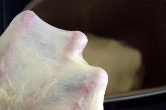 检查面团的延展性，能拉出柔韧的薄膜即可，这样的吐司比较好吃。