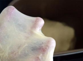 检查面团的延展性，能拉出柔韧的薄膜即可，这样的吐司比较好吃。