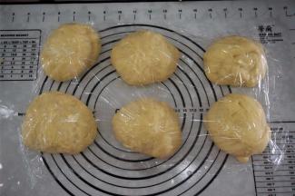 取出面团排气，平均分成6等份，盖上保鲜膜，松弛15分钟。