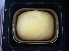 用面包机的酸奶程序将面团发酵至两倍大。