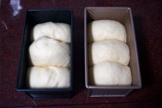 盖上保鲜膜，放入烤箱，用35度发酵至八分满。