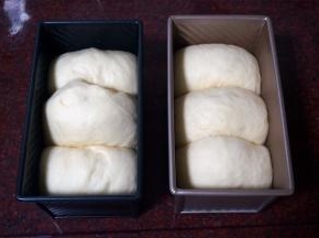 盖上保鲜膜，放入烤箱，用35度发酵至八分满。