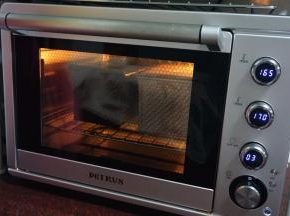 烤箱上火165度，下火170度预热5分钟后放入倒数第二层，烘烤30分钟，香气四溢，出炉。