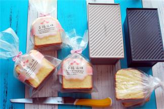 两个吐司，分成4份，装入面包袋保鲜，建议在3天内吃完。