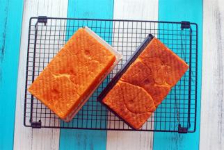 在相同的烘焙条件下，黑金刚吐司盒比金色吐司盒上色更快，吐司颜色更深。