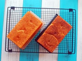 在相同的烘焙条件下，黑金刚吐司盒比金色吐司盒上色更快，吐司颜色更深。