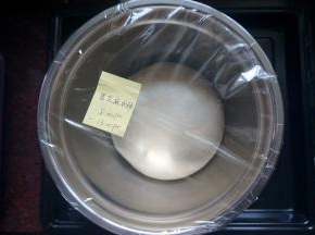 放入深盘，盖上保鲜膜，放入冰箱冷藏发酵17个小时。