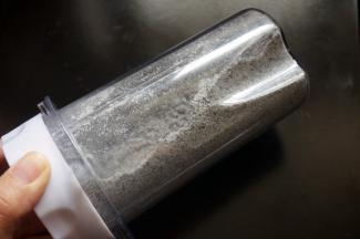 制作吐司前，将26克黑芝麻，50克高筋粉装入料理机打磨成粉。